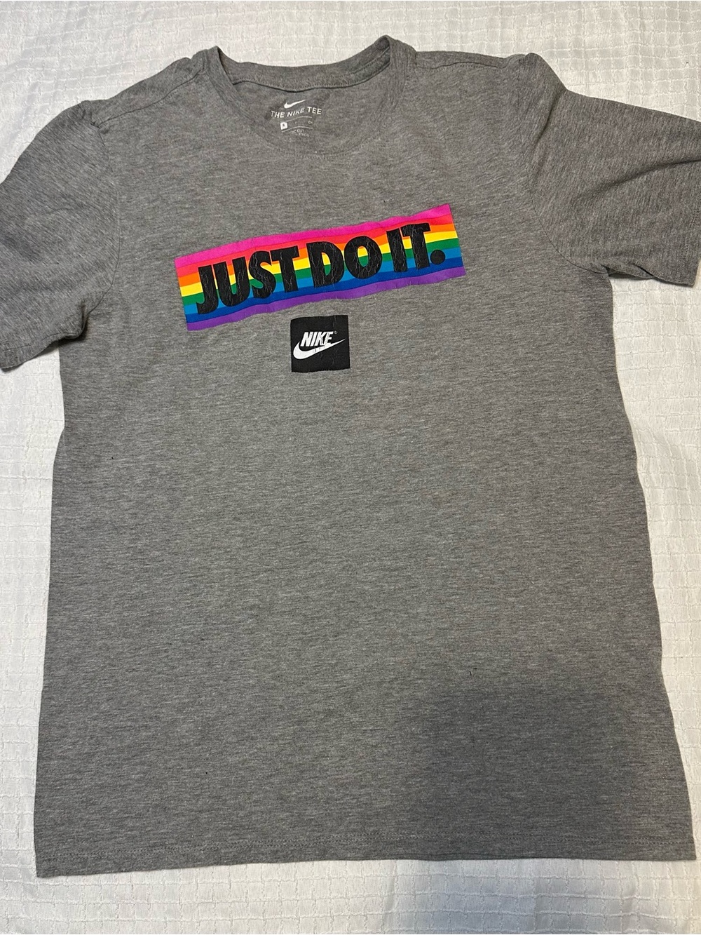 Nike Men’s Gray Crewneck Tee with Colorful ‘Just Do It’ & white Logo Print Small